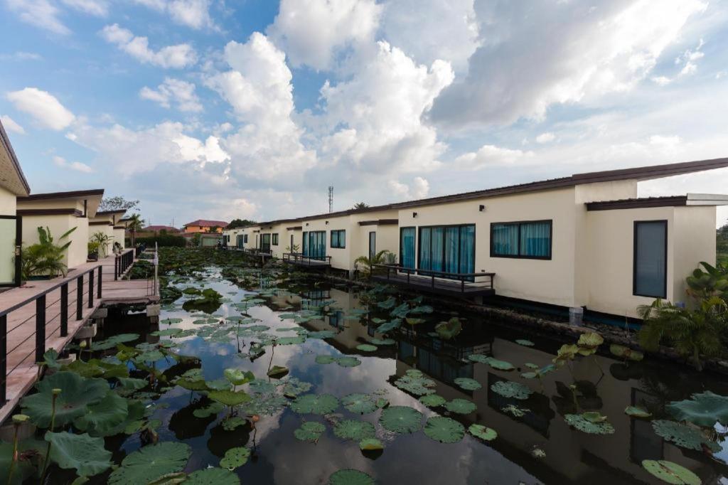 Bua Tara Resort Nong Prue Exterior photo